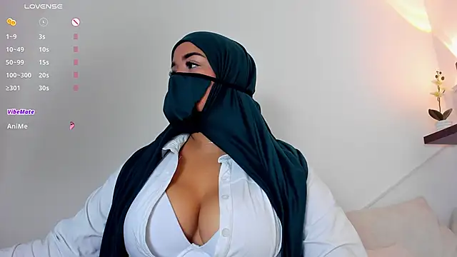 Snapshot of thaira_aly chatting on 11.30.25 thaira aly online show from 11.30.25