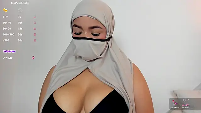 Snapshot of thaira_aly chatting on 12.05.25 thaira aly online show from 12.05.25