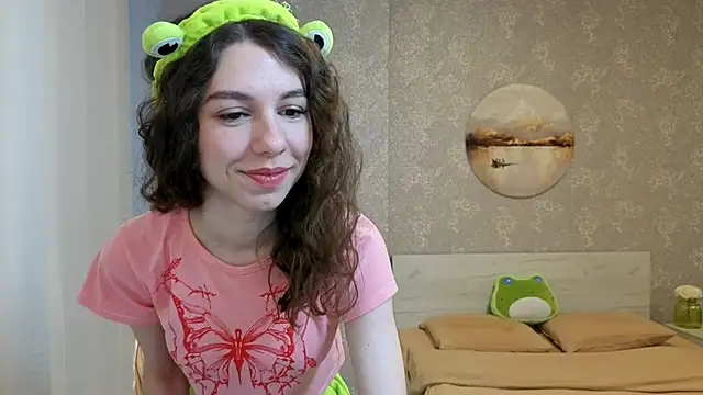 Snapshot of KellyShines chatting on 04.29.26 KellyShines online show from 04.29.26
