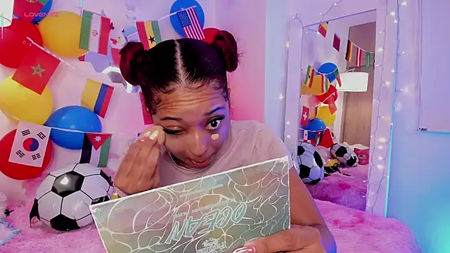 Snapshot of _Zahara_ chatting on 06.24.26 Zahara online show from 06.24.26