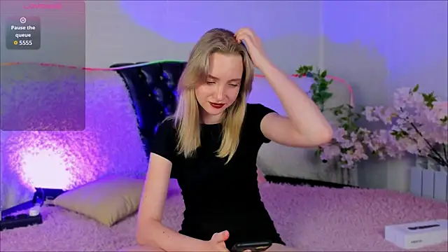 Snapshot of EllaBloom chatting on 10.22.25 EllaBloom online show from 10.22.25