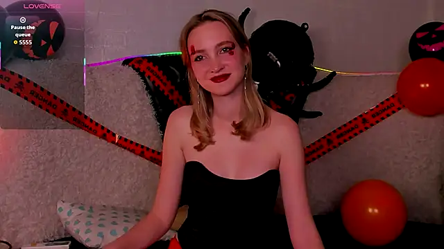 Snapshot of EllaBloom chatting on 10.31.25 EllaBloom online show from 10.31.25