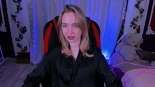 Snapshot of EllaBloom chatting on 11.19.25 EllaBloom online show from 11.19.25