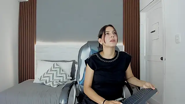 Snapshot of Emmy_Meadows chatting on 10.23.25 Emmy Meadows online show from 10.23.25