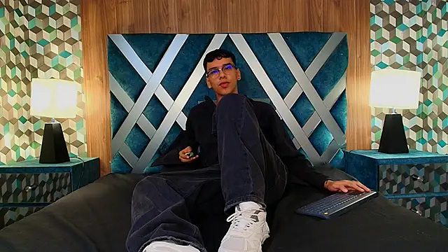 Snapshot of Aiden_Royce chatting on 09.11.25 Aiden Royce online show from 09.11.25