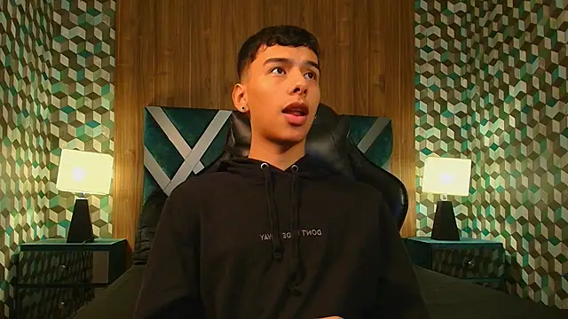 Snapshot of Aiden_Royce chatting on 10.24.25 Aiden Royce online show from 10.24.25