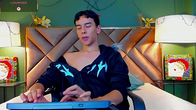 Snapshot of Aiden_Royce chatting on 12.18.25 Aiden Royce online show from 12.18.25