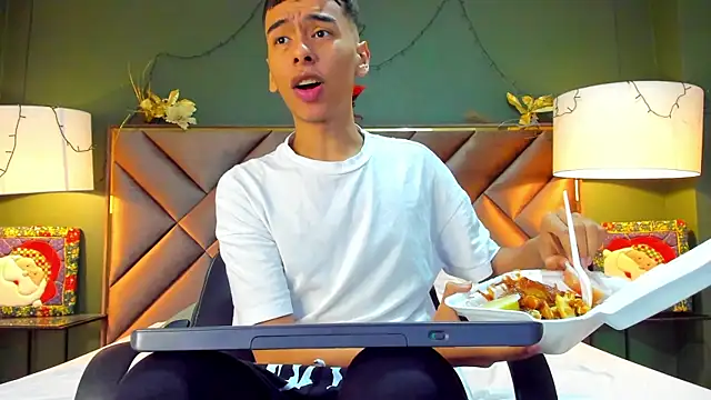 Snapshot of Aiden_Royce chatting on 12.23.25 Aiden Royce online show from 12.23.25