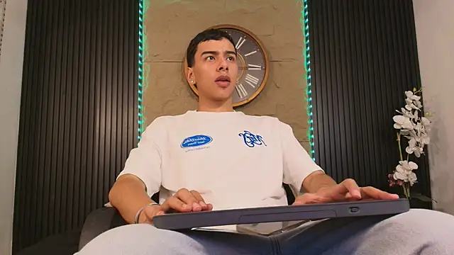 Snapshot of Aiden_Royce chatting on 04.04.26 Aiden Royce online show from 04.04.26