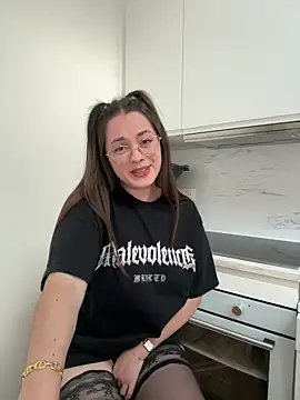 Snapshot of liloush__ chatting on 05.19.26 liloush online show from 05.19.26