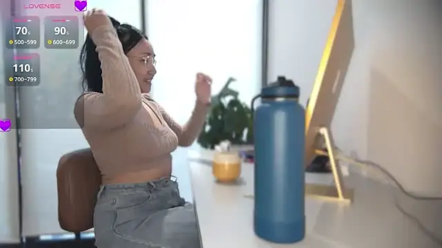 Snapshot of yuzhara chatting on 09.29.25 yuzhara online show from 09.29.25