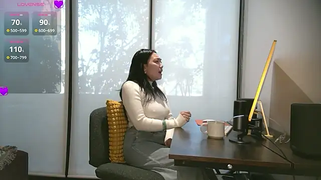 Snapshot of yuzhara chatting on 12.18.25 yuzhara online show from 12.18.25