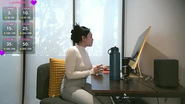 Snapshot of yuzhara chatting on 12.19.25 yuzhara online show from 12.19.25