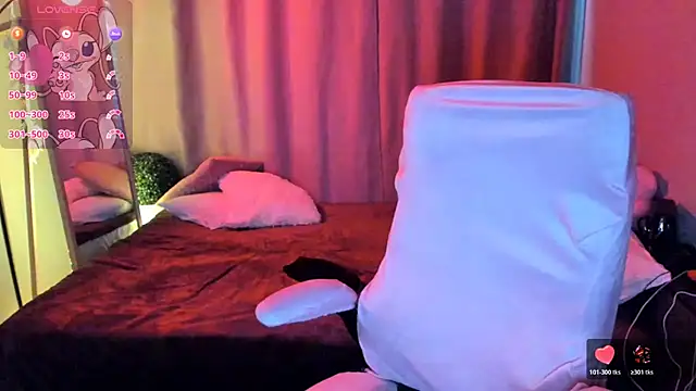 Snapshot of TaisiaHot chatting on 12.22.25 TaisiaHot online show from 12.22.25