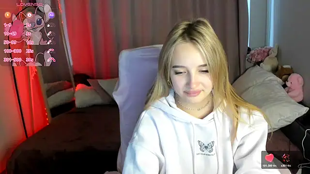 Snapshot of TaisiaHot chatting on 12.23.25 TaisiaHot online show from 12.23.25