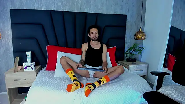 Hisoka 011 online show from 10.31.25