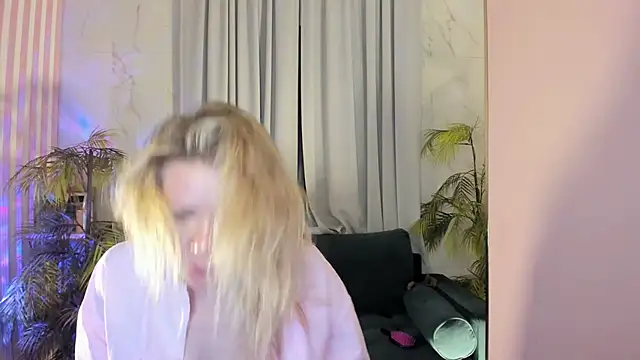Julia Giulia online show from 04.23.26