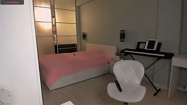 Snapshot of LolaVexx chatting on 09.23.25 LolaVexx online show from 09.23.25