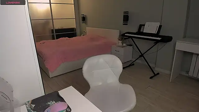 Snapshot of LolaVexx chatting on 10.14.25 LolaVexx online show from 10.14.25