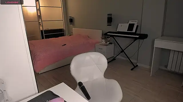 Snapshot of LolaVexx chatting on 10.23.25 LolaVexx online show from 10.23.25