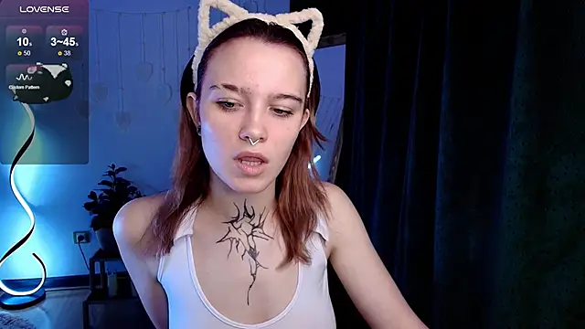 Snapshot of Elastikiss chatting on 09.21.25 Elastikiss online show from 09.21.25