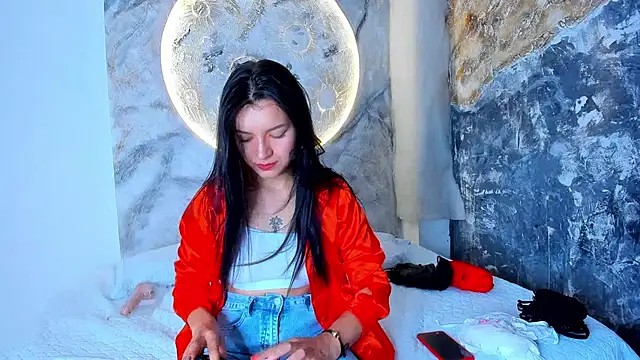 RoxanaBorns  online show from 10.28.25