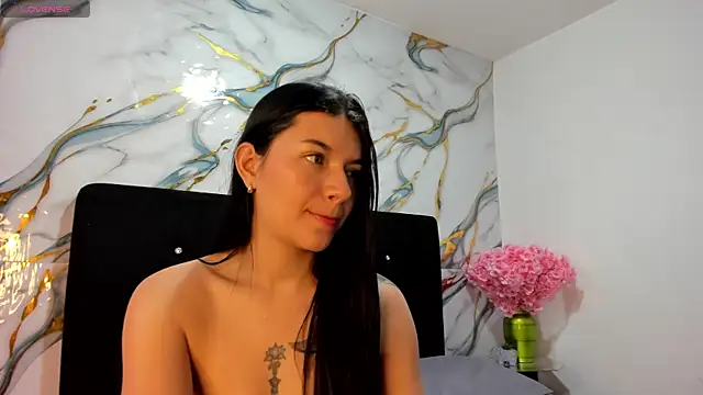 Snapshot of RoxanaBorns_ chatting on 06.30.26 RoxanaBorns online show from 06.30.26