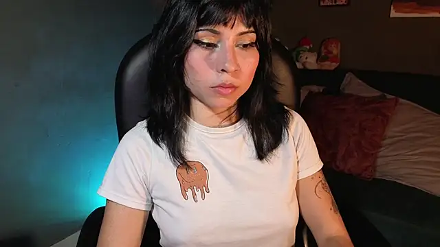 Snapshot of GaiaJoness chatting on 11.25.25 GaiaJoness online show from 11.25.25