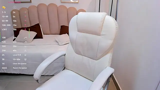 Karliie kloss  online show from 11.17.25