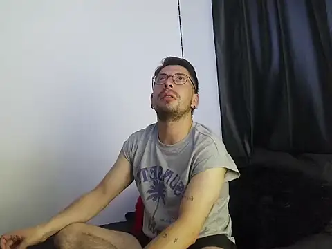 Snapshot of Letorres96 chatting on 04.15.26 Letorres96 online show from 04.15.26