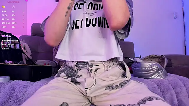 Snapshot of SebastianHilton chatting on 03.08.26 SebastianHilton online show from 03.08.26