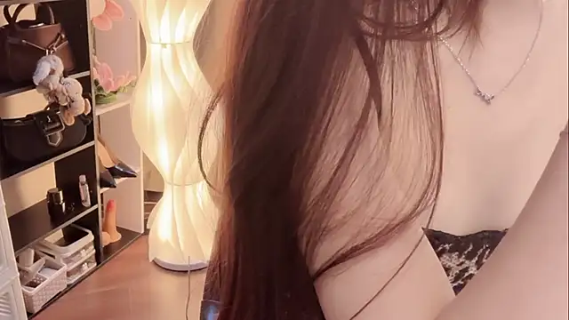 Snapshot of Shenlly chatting on 06.19.26 Shenlly online show from 06.19.26