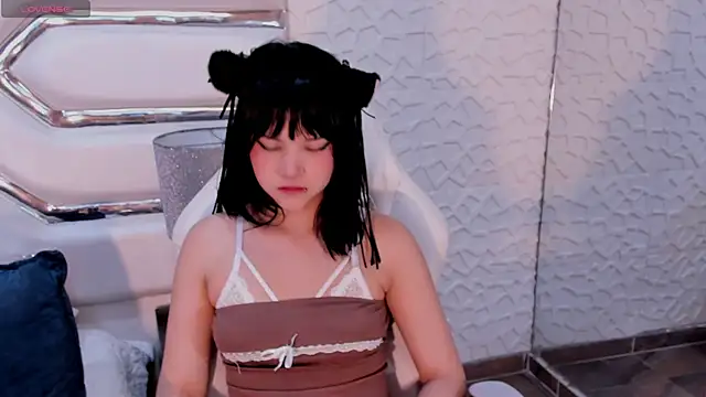 Snapshot of TatiLee chatting on 11.14.25 TatiLee online show from 11.14.25