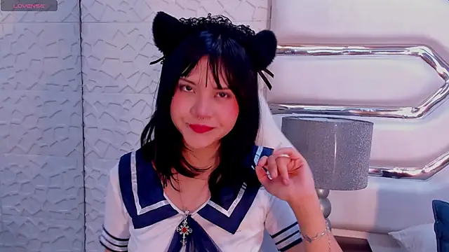 Snapshot of TatiLee chatting on 11.21.25 TatiLee online show from 11.21.25