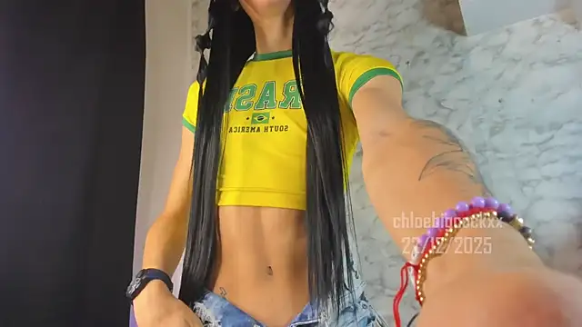 Snapshot of chloebigcockxx chatting on 12.22.25 chloebigcockxx online show from 12.22.25