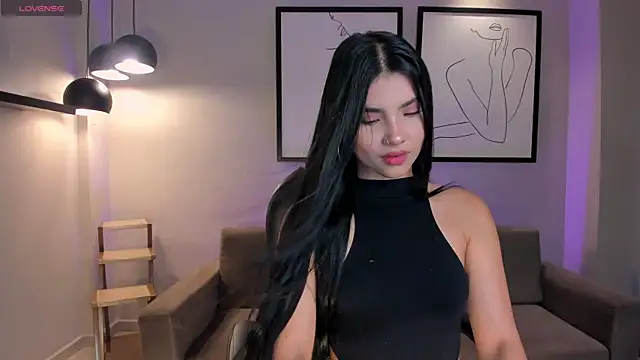 MiaLaurence online show from 10.04.25