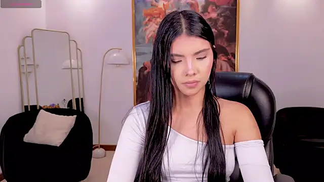 Snapshot of MiaLaurence chatting on 05.19.26 MiaLaurence online show from 05.19.26
