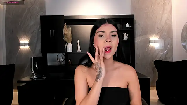 Snapshot of MiaLaurence chatting on 06.16.26 MiaLaurence online show from 06.16.26