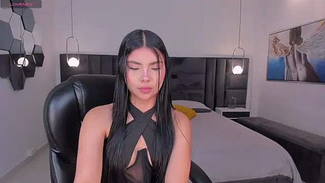 MiaLaurence online show from 06.25.26