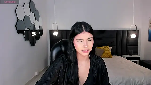 MiaLaurence online show from 07.12.26