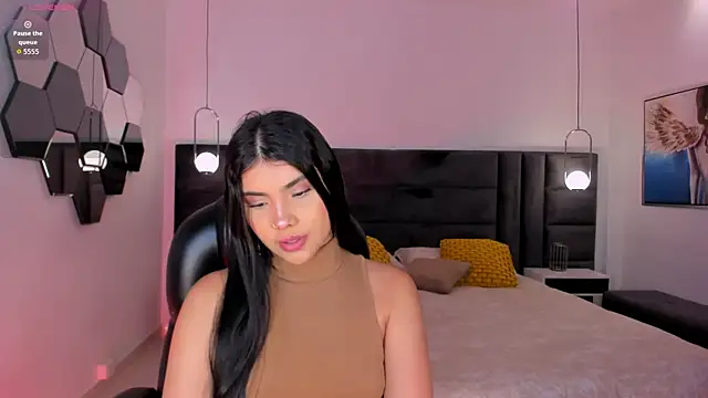MiaLaurence online show from 07.29.26