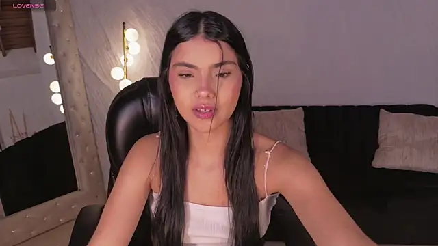 MiaLaurence online show from 08.04.26