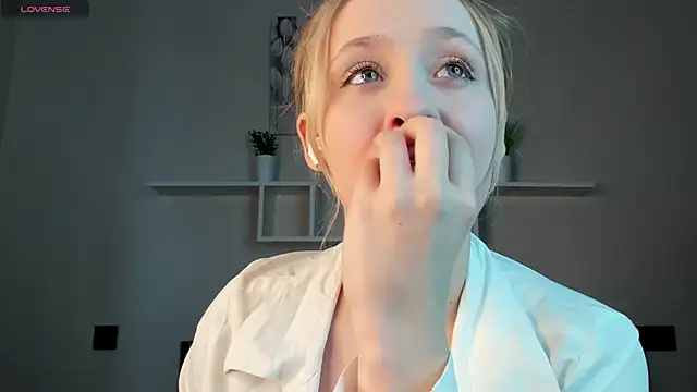 Julliakoill online show from 11.05.25