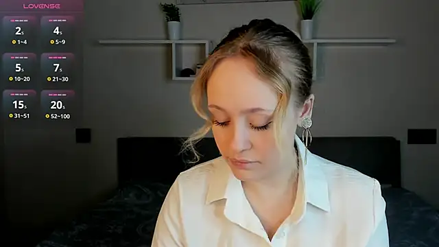 Julliakoill online show from 11.29.25