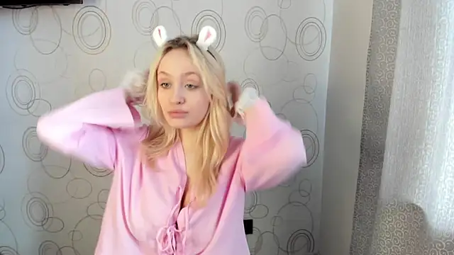 Julliakoill online show from 04.07.26