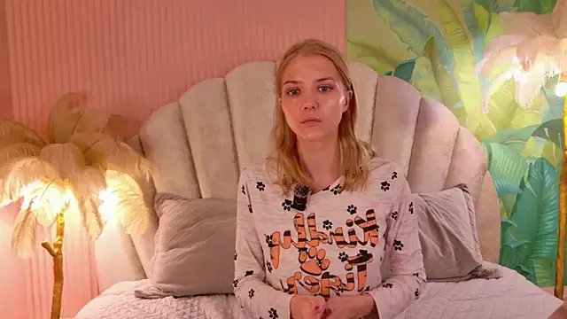 4example Chloe online show from 06.12.26