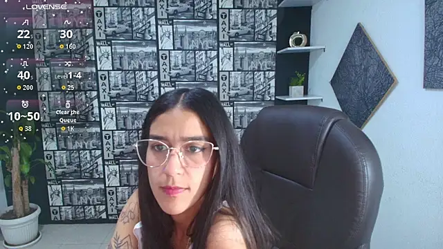 Snapshot of DanielaMonroe chatting on 10.29.25 DanielaMonroe online show from 10.29.25