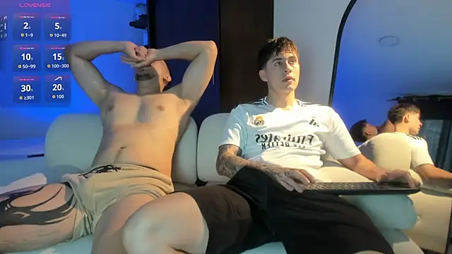 Snapshot of twinguys chatting on 11.26.25 twinguys online show from 11.26.25