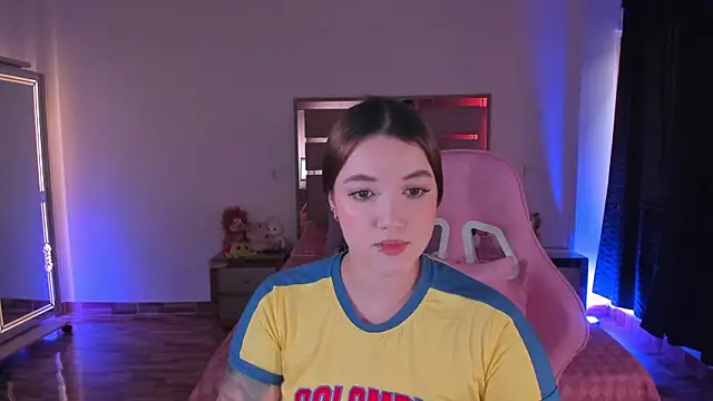 Snapshot of lunaarose chatting on 06.17.26 lunaarose online show from 06.17.26