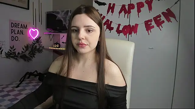 LiaWoow online show from 10.27.25